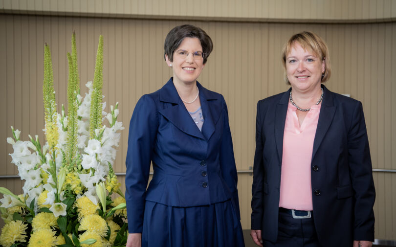Prof. Dr. Karin Stüber gratuliert der neuen Direktorin der Handelskammer Deutschland-Schweiz, Dr. Marion Hohmann-Viol (v.l.n.r.) 