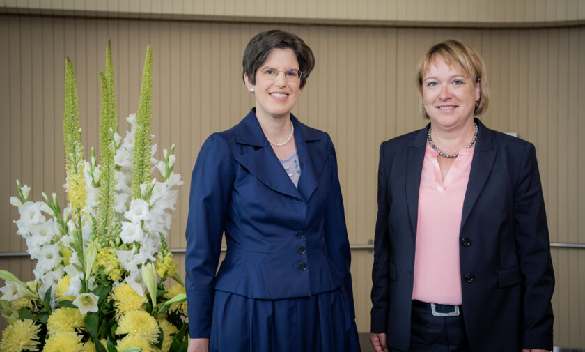 Prof. Dr. Karin Stüber gratuliert der neuen Direktorin der Handelskammer Deutschland-Schweiz, Dr. Marion Hohmann-Viol (v.l.n.r.) 